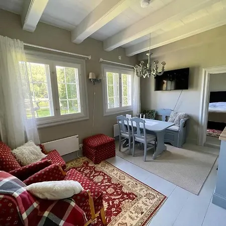 Bosvik Gard, Nyrenovert I Hovedhus Fra 1756 Daire Risør